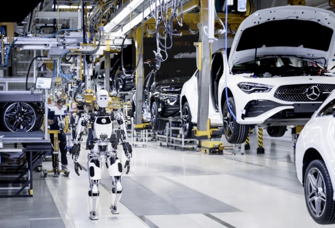 Ứng Dụng Nổi Bật Của AI Agent Trong Đời Sống Robot lắp ráp xe